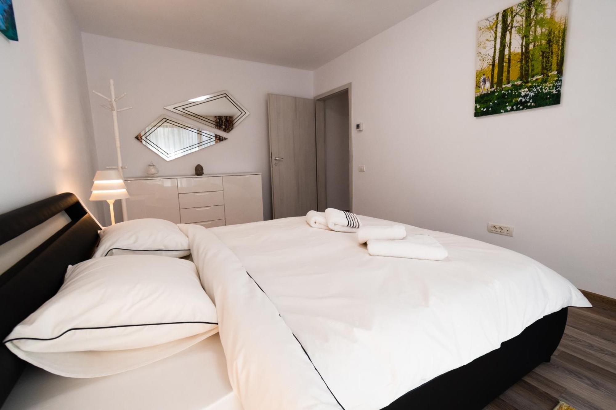 Transylvanian Apt. w/ lrg. terrace&parking - KarpatenHaus Braszów Zewnętrze zdjęcie