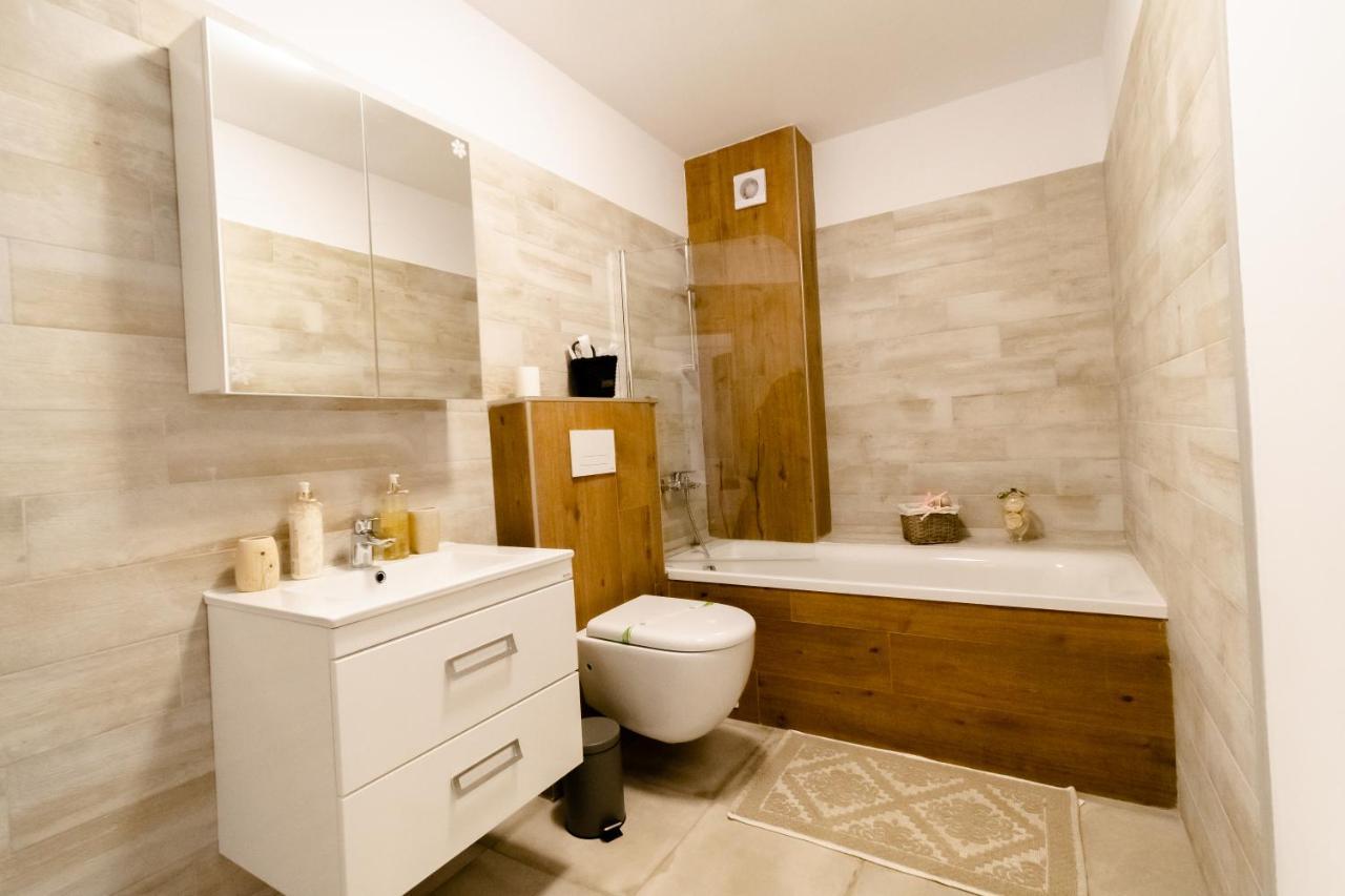 Transylvanian Apt. w/ lrg. terrace&parking - KarpatenHaus Braszów Zewnętrze zdjęcie