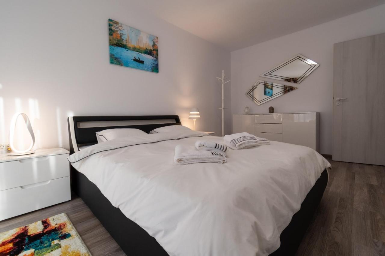 Transylvanian Apt. w/ lrg. terrace&parking - KarpatenHaus Braszów Zewnętrze zdjęcie
